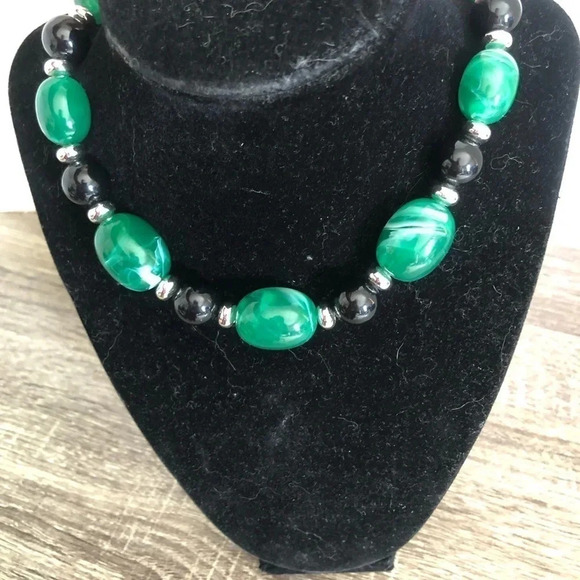 Vtg Green  and Black Beaded Necklace - Picture 4 of 7